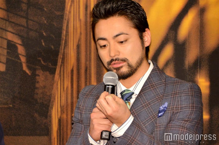 凍傷した指をちらつかせる山田孝之(C)モデルプレス