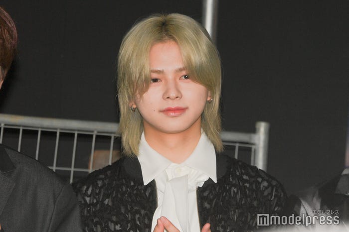 ハイトーンロングヘアが妖艶な松田迅(C)モデルプレス
