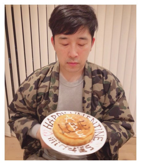 チーズケーキを見つめるあべこうじ／高橋愛オフィシャルブログ（Ameba）より