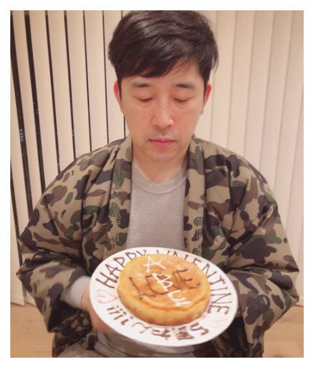 チーズケーキを見つめるあべこうじ/高橋愛オフィシャルブログ(Ameba)より