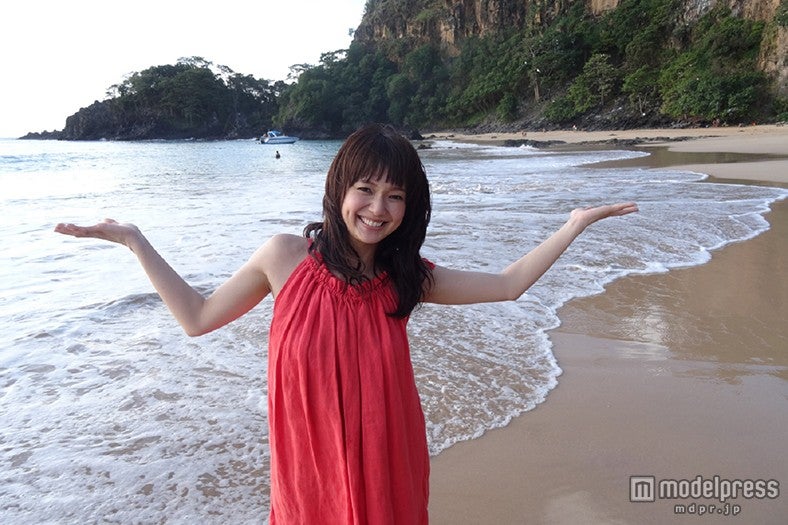 フェルナンド・ジ・ノローニャ島のビーチを訪れる多部未華子／画像提供：中京テレビ