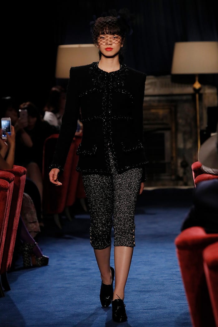 小松菜奈/2017年5月開催「CHANEL」2016-17メティエダールコレクションにて(写真:Getty Images)