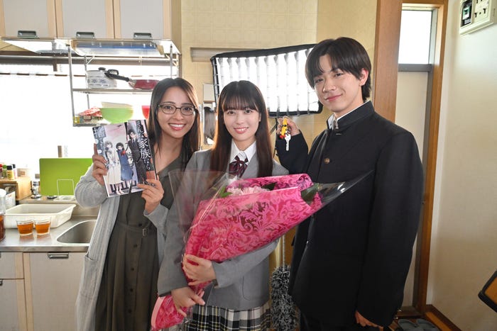 水崎綾女、岩本蓮加、田中洸希「そんな家族なら捨てちゃえば?」より(C)カンテレ