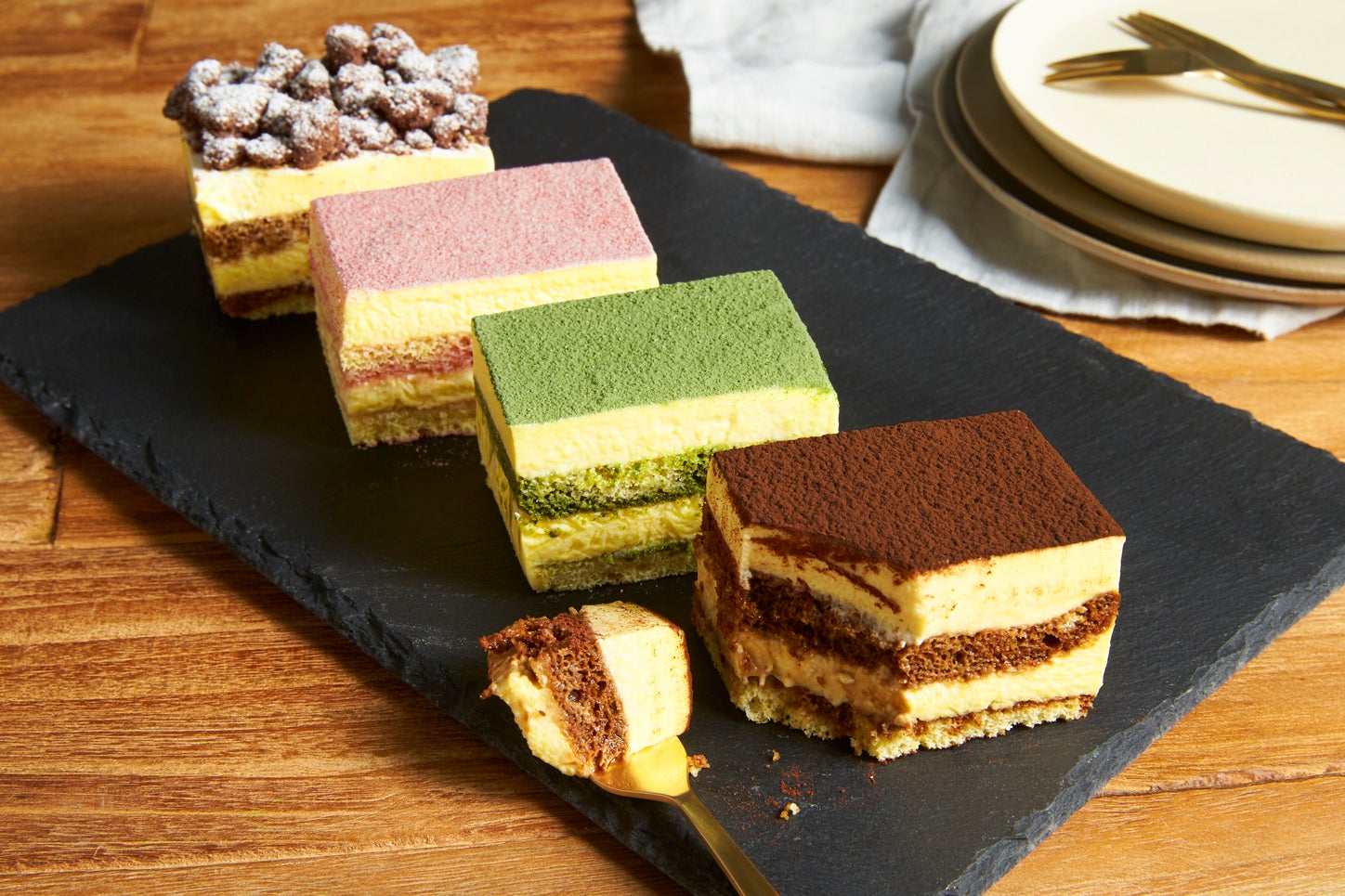 スタバ「ロースタリー 東京」1周年記念の新作ティラミス3種登場