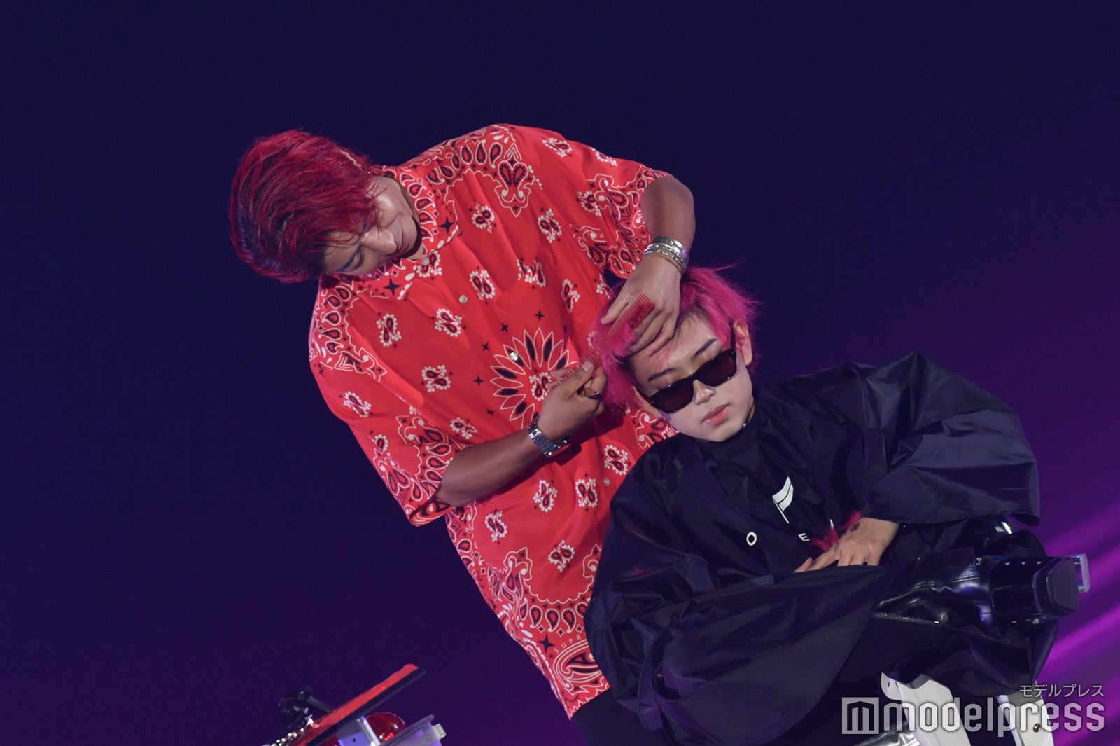 みきおだ・おだけい、ステージで公開ヘアカット＆スタイリング アーティスティックな演出に視線集中＜関西コレクション2022A／W＞