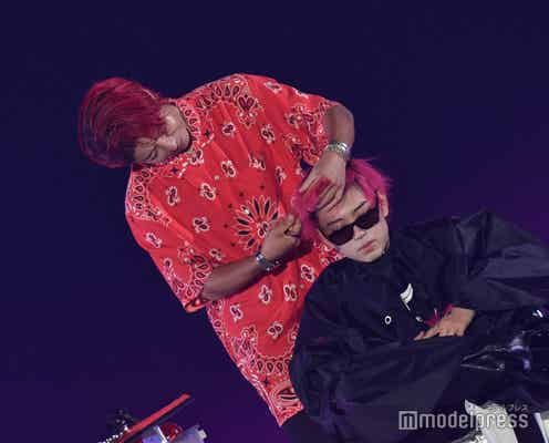 みきおだ・おだけい、ステージで公開ヘアカット&スタイリング アーティスティックな演出に視線集中<関西コレクション2022A/W>