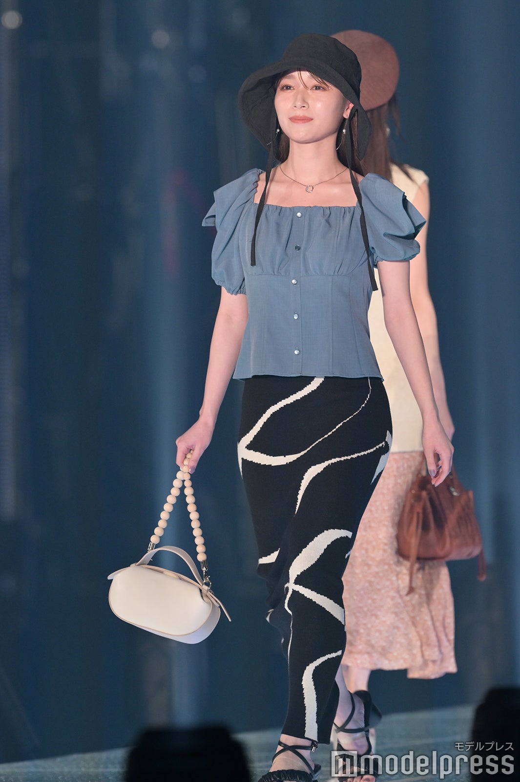 櫻坂46守屋麗奈、肩見せレディスタイルに会場沸く＜TGC 2023 S／S