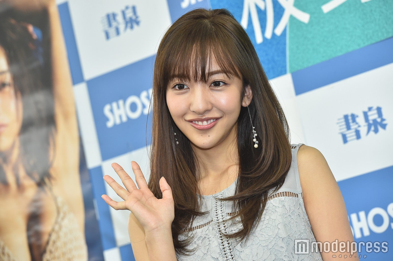 熱愛報道の板野友美 Akb48 初代神7 として不動の人気 卒業後もマルチな活躍 略歴 モデルプレス