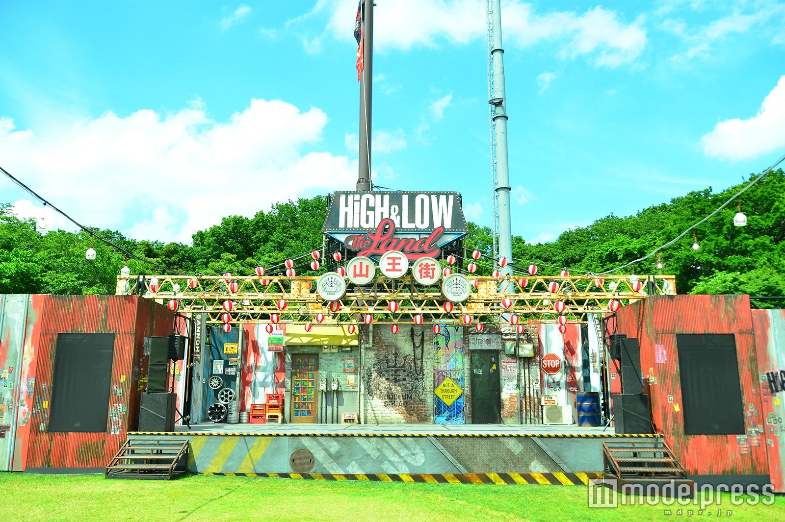 HiGH&LOW THE LAND」本物の撮影セットに興奮！お祭りグルメも満載の