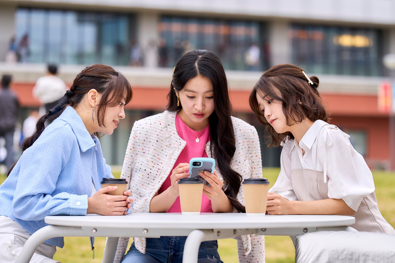 深尾あむ、Koki,、美山加恋（C）映画「女神降臨」製作委員会