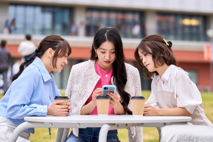 深尾あむ、Koki,、美山加恋(C)映画「女神降臨」製作委員会