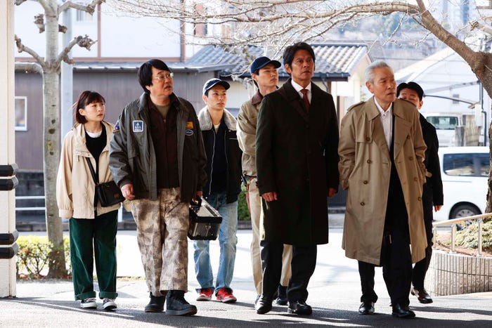 伊藤沙莉、織田裕二ら「シッコウ!!~犬と私と執行官~」第5話より(C)テレビ朝日