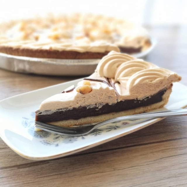 カットしたチョコレート＆プラリネタルト