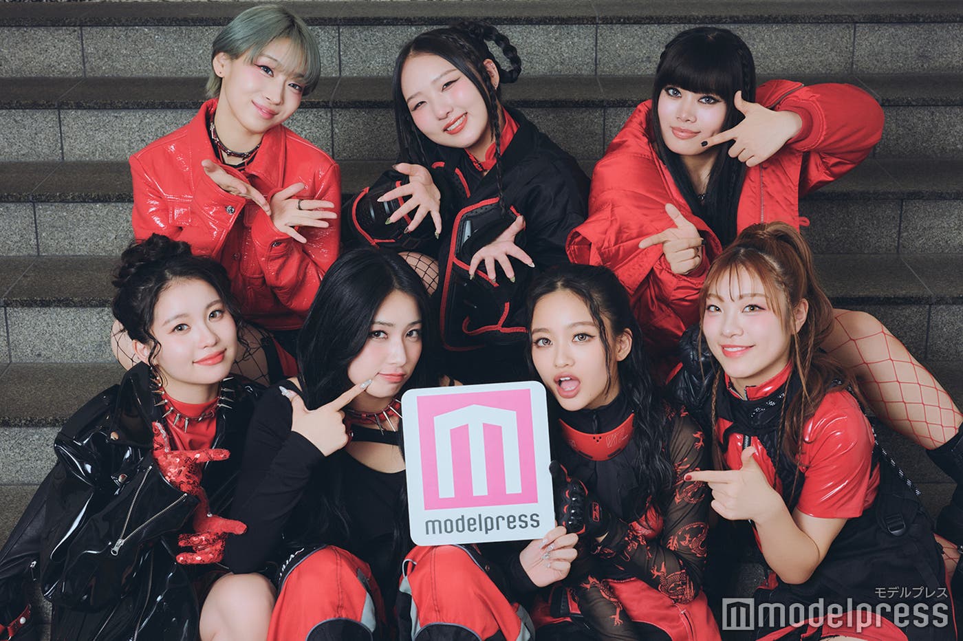 (上段左から)JISOO(ジス)、CHIKA(チカ)、NAOKO(ナオコ)(下段左から)KOHARU(コハル)、MOMOKA(モモカ)、YURI(ユリ)、MAHINA(マヒナ)/HANA(C)モデルプレス