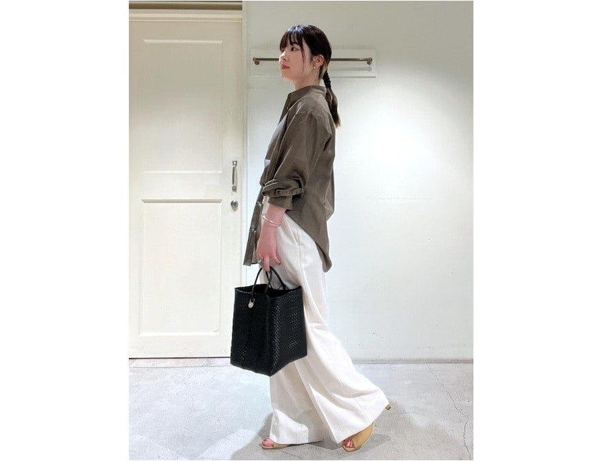 ダークカラーのシャツで白のワイドパンツを引き締めて　出典：WEAR