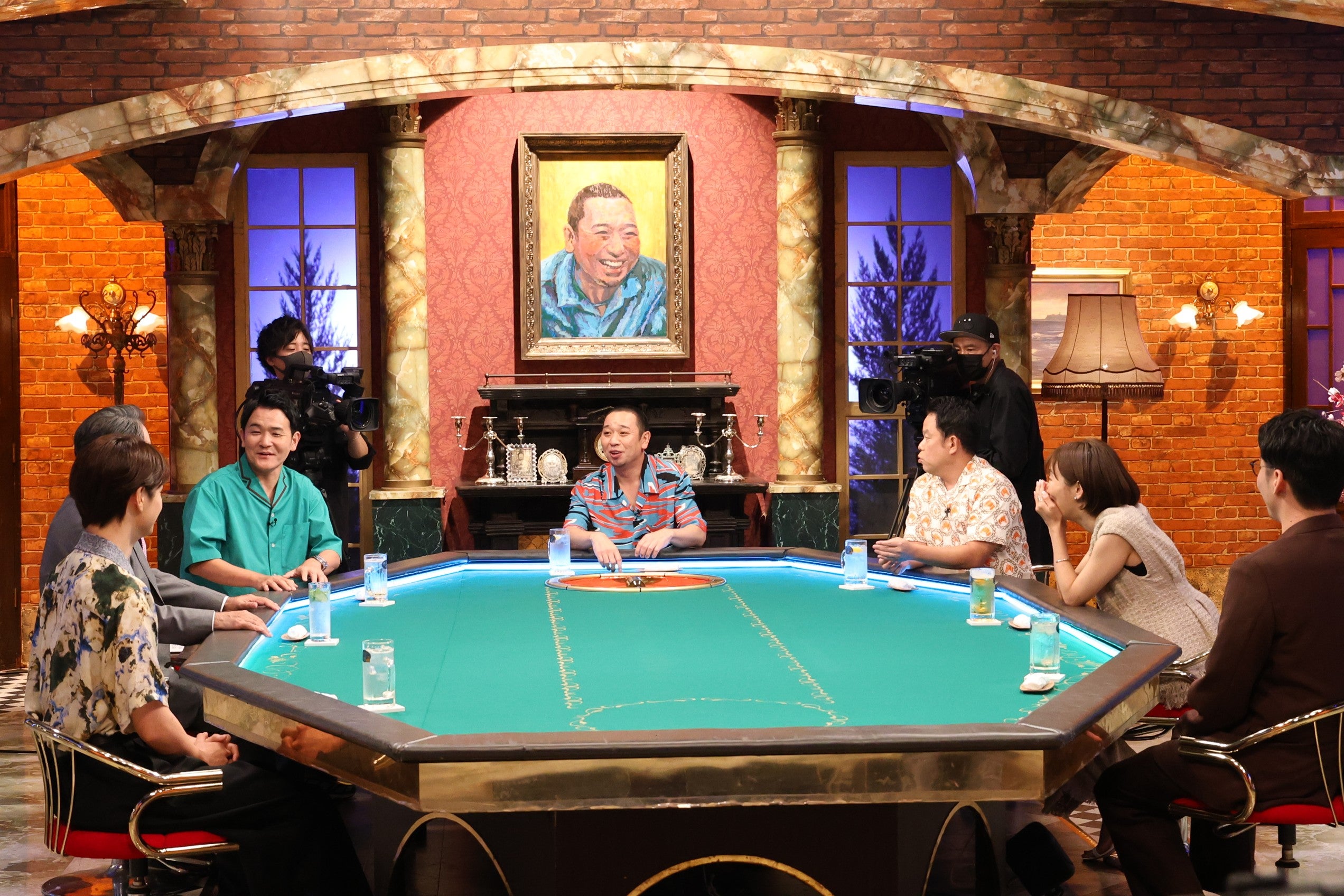 （左手前から時計回りに）瀬戸康史、三谷幸喜、ノブ、大悟、津田篤宏、夏菜、新山（C）フジテレビ