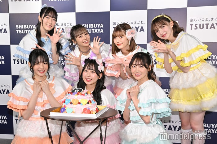 (前列左から)鎮西寿々歌、松本かれん、櫻井優衣(後列左から)真中まな、仲川瑠夏、月足天音、早瀬ノエル(C)モデルプレス