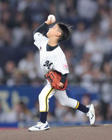 ロッテ 角中ジュニアが始球式＆場内アナウンス「ぼくたちのお父さん」「ヒット打ってね」夫人は涙をぬぐう