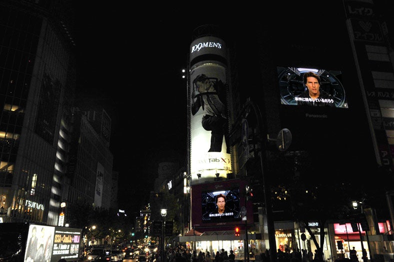 東京・渋谷で緊急ミッションを行ったイーサン・ハント（トム・クルーズ）(c)2011 PARAMOUNT PICTURES. All Rights Reserved.