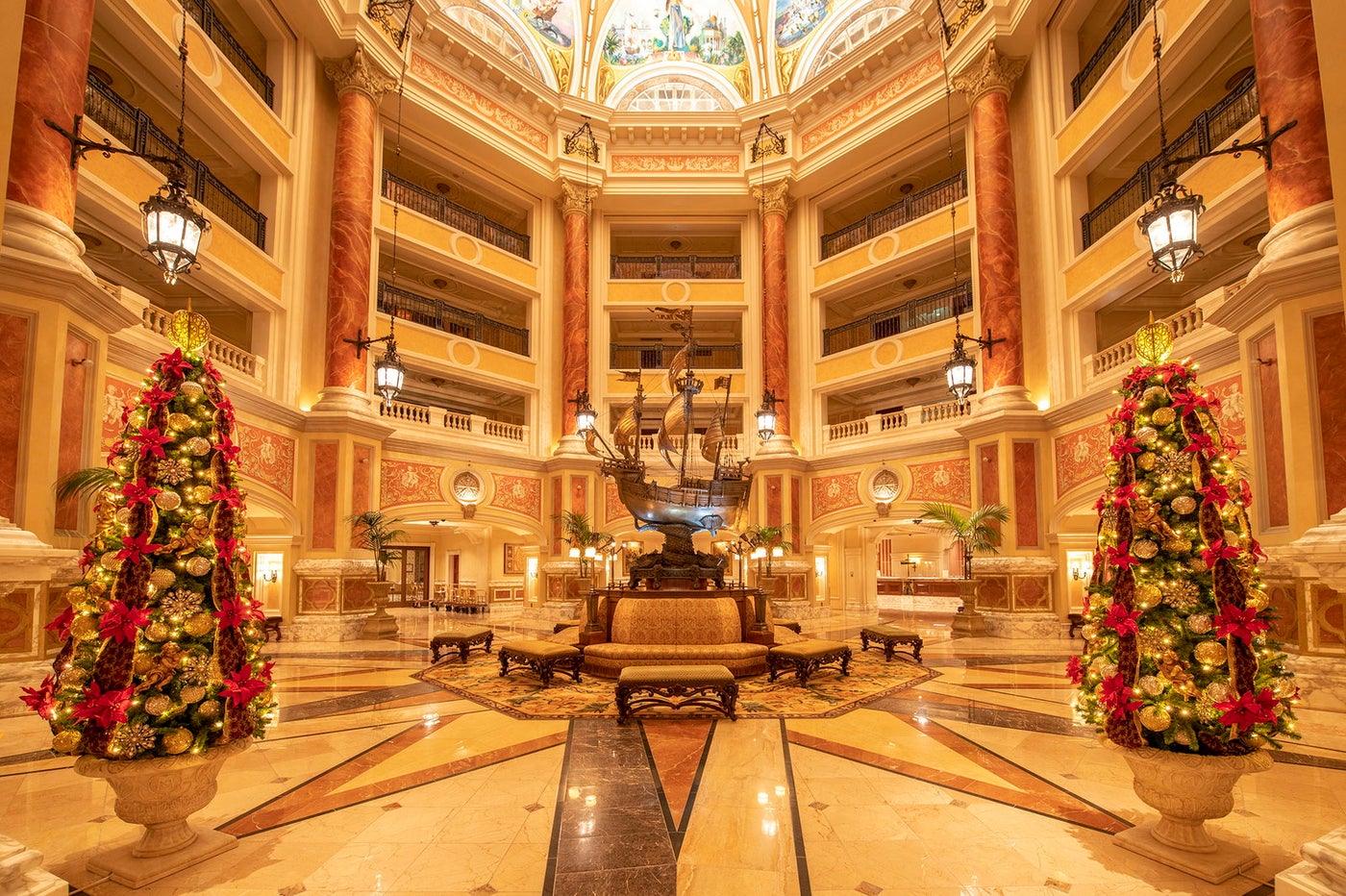 東京ディズニーシー・ホテルミラコスタ クリスマスデコレーション 装飾イメージ（C）Disney