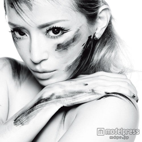浜崎あゆみ「ayumi hamasaki 15th Anniversary TOUR ～A BEST LIVE～」（9月18日発売）アーティスト写真