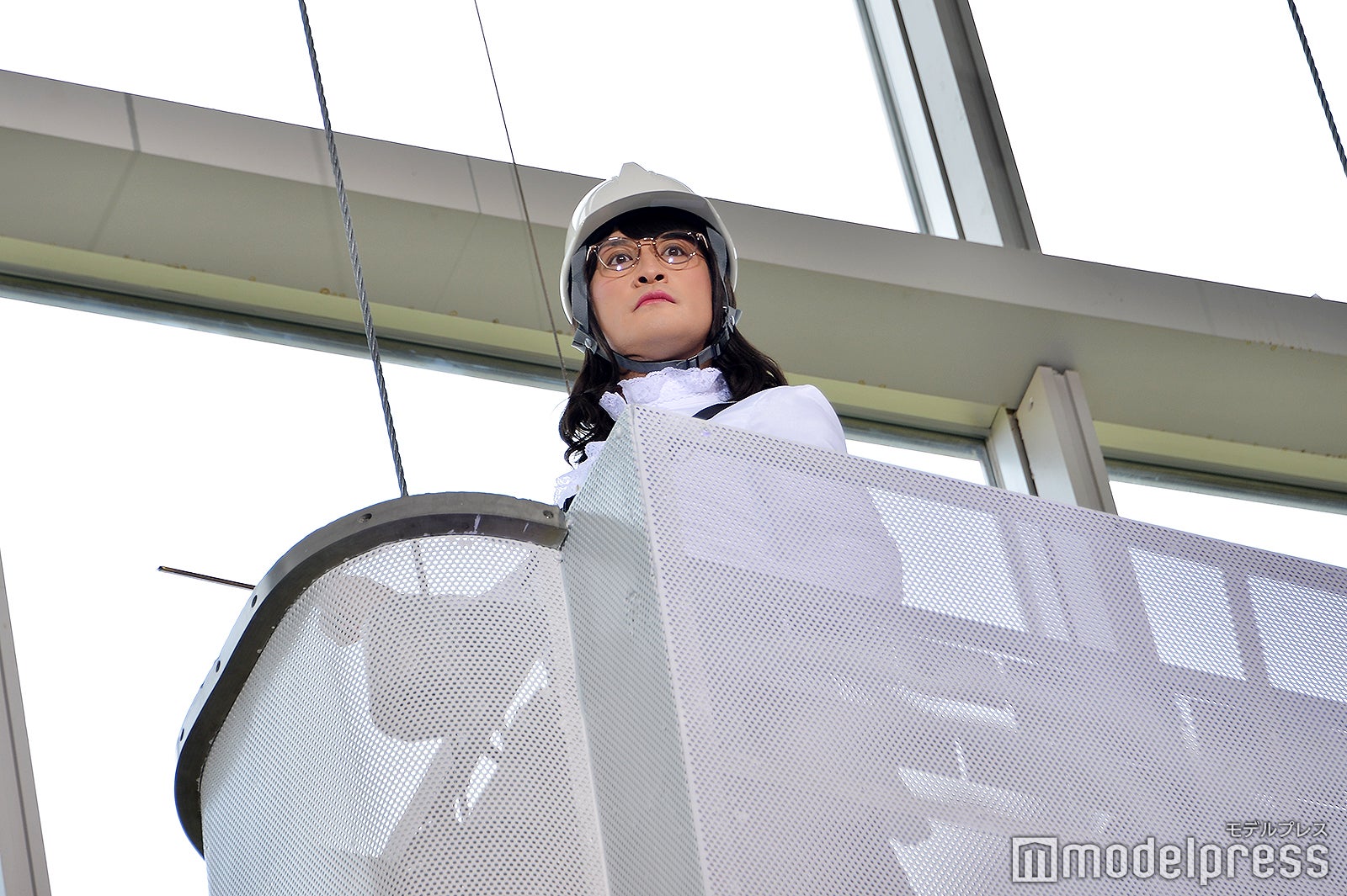 ゴンドラに乗ってシュールに登場した松岡昌宏（C）モデルプレス