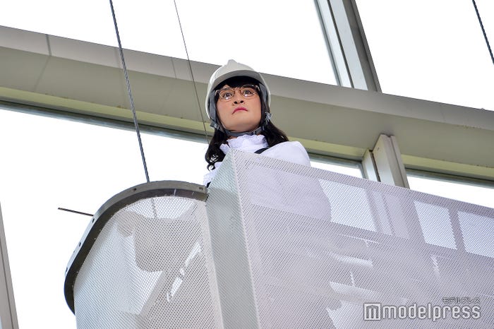 ゴンドラに乗ってシュールに登場した松岡昌宏(C)モデルプレス