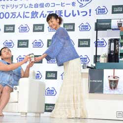 スギちゃんにコーヒーをふるまう西山茉希