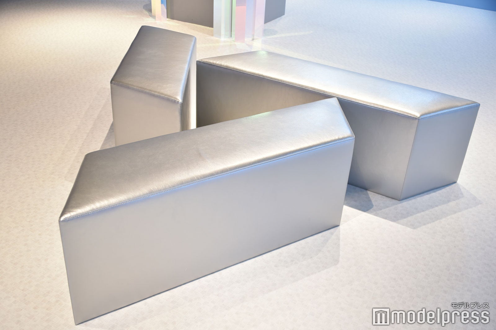 SEVENTEENの公式ロゴをかたどったソファ（C）モデルプレス