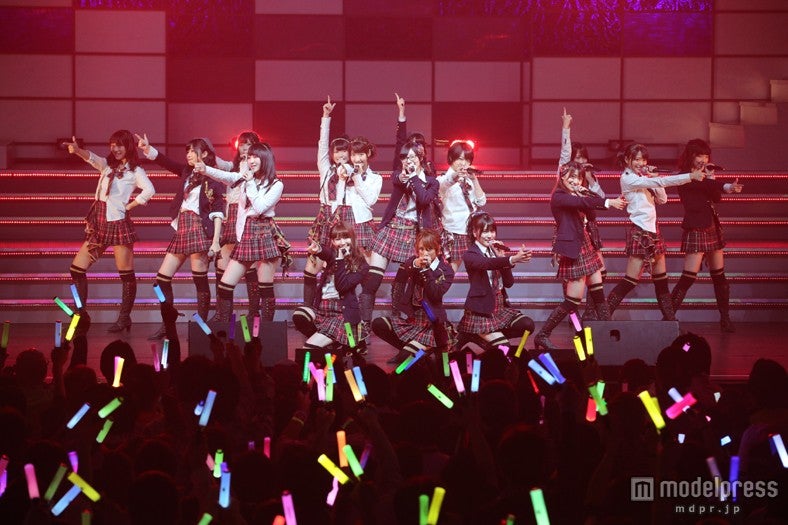「大声ダイヤモンド」を披露するAKB48／（C）AKS
