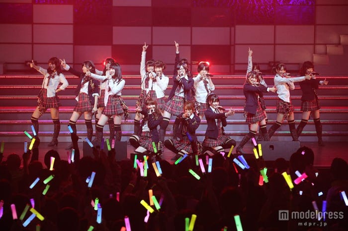 「大声ダイヤモンド」を披露するAKB48/(C)AKS