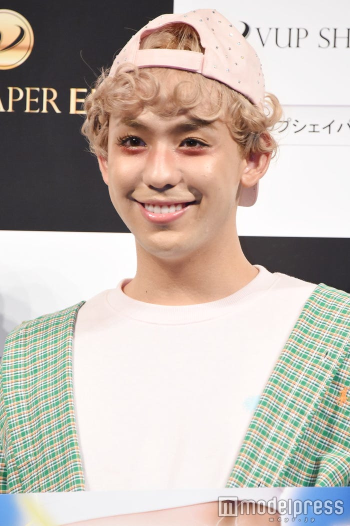 ヘアバンをしていないりゅうちぇる(C)モデルプレス