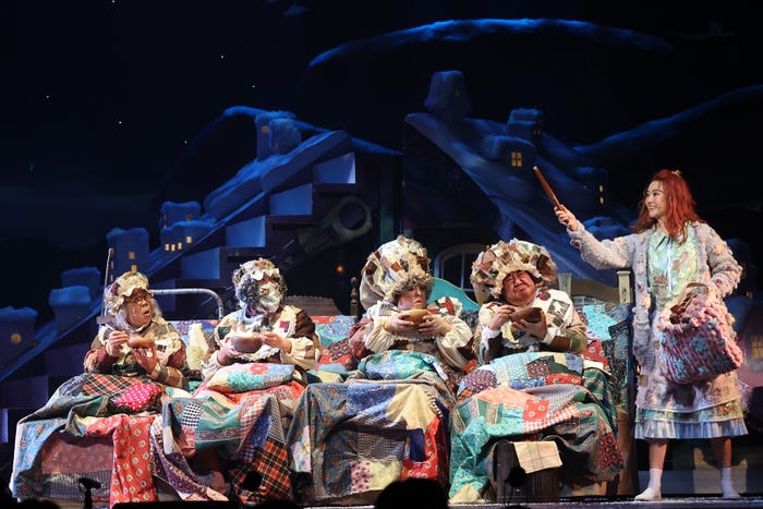 (右)観月ありさ「チャーリーとチョコレート工場」日本初演舞台写真(提供写真)