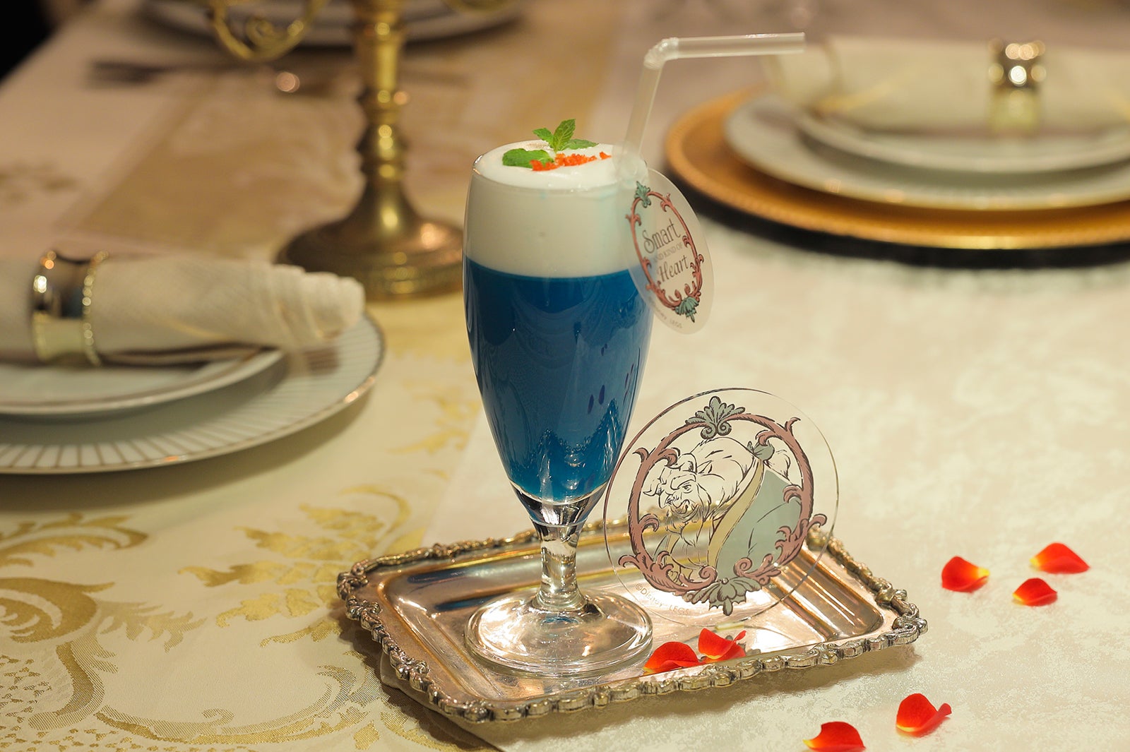 ＜野獣＞ヨーグルトスムージー890円／コースター付き1,590円（C）Disney