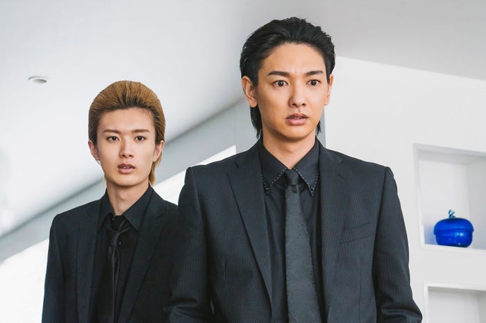 山中柔太朗、七瀬公「恋と弾丸」第7話より(C)箕野希望・小学館/「恋と弾丸」製作委員会・MBS