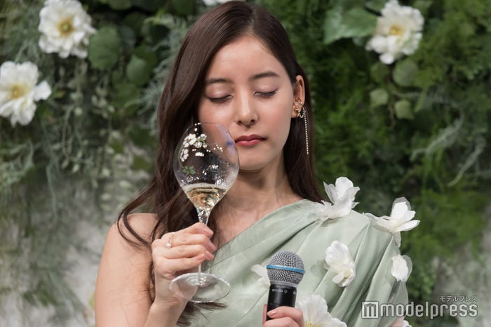 シャンパンを嗜む新木優子(C)モデルプレス