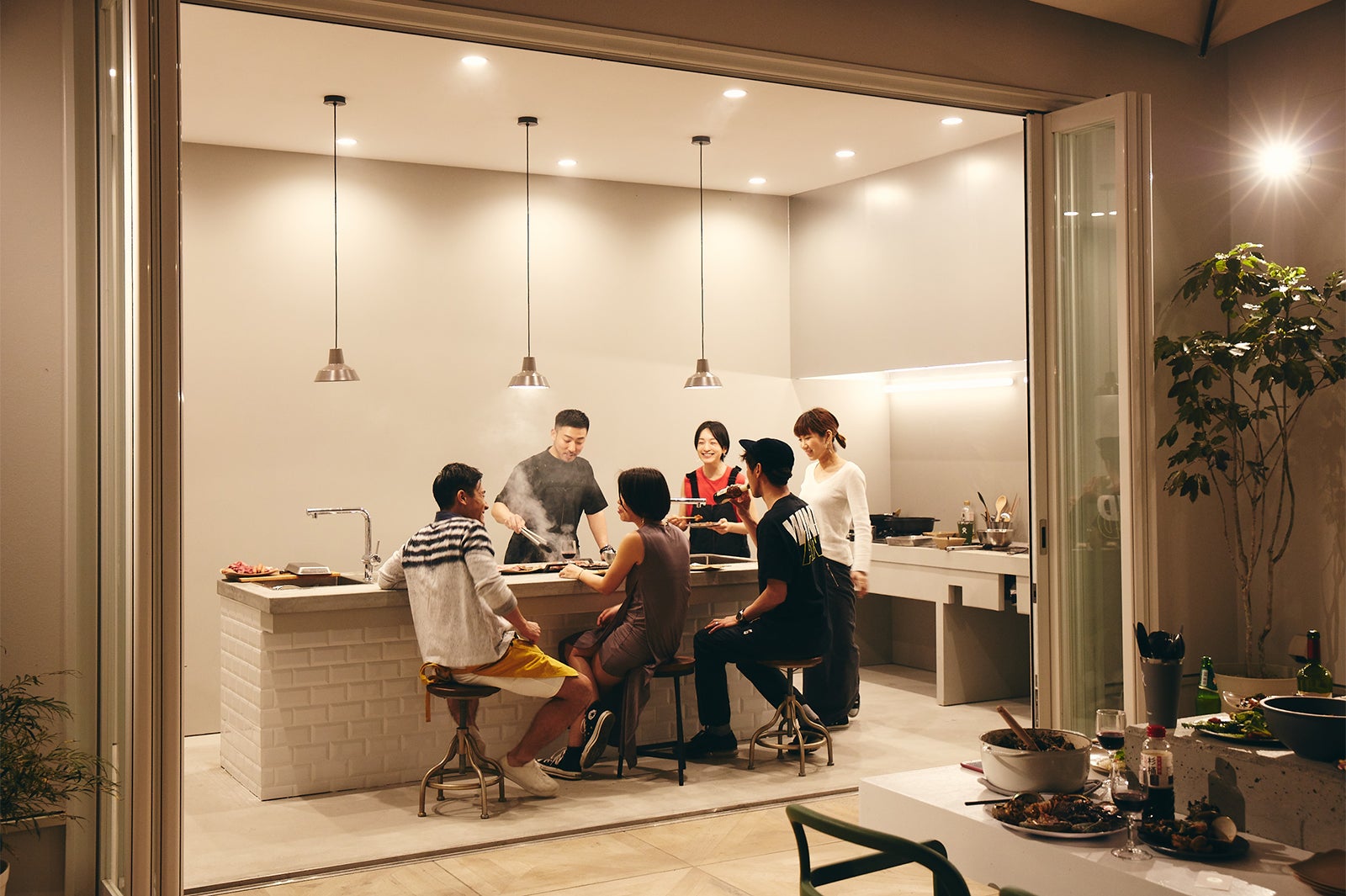 アウトドアダイニングでいくつもの食事スタイルが楽しめる／画像提供：バンズシティ