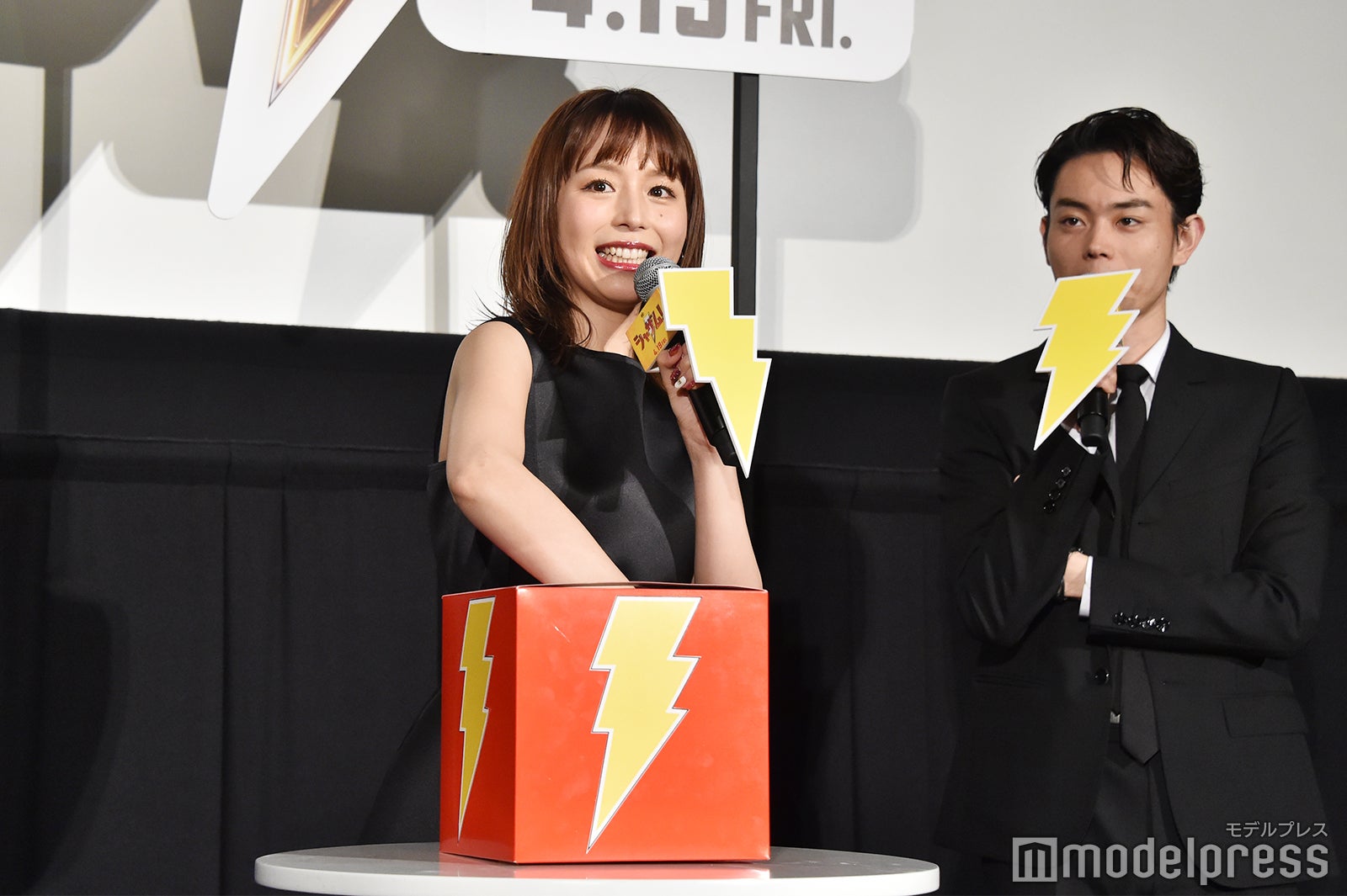 平野綾（中央） （C）モデルプレス