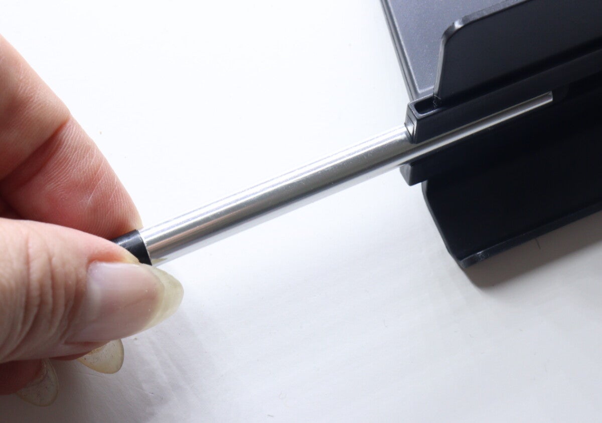 100均のスマホスタンドが有能！真ん中のパーツを引っ張ると…？ありそうでなかった便利グッズ
