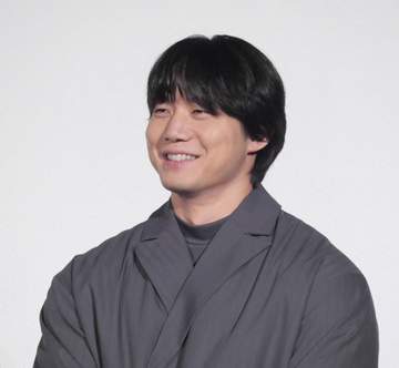 ジャケット姿の青木マッチョ MEGUMIから「着やせするよね」で自信なくす