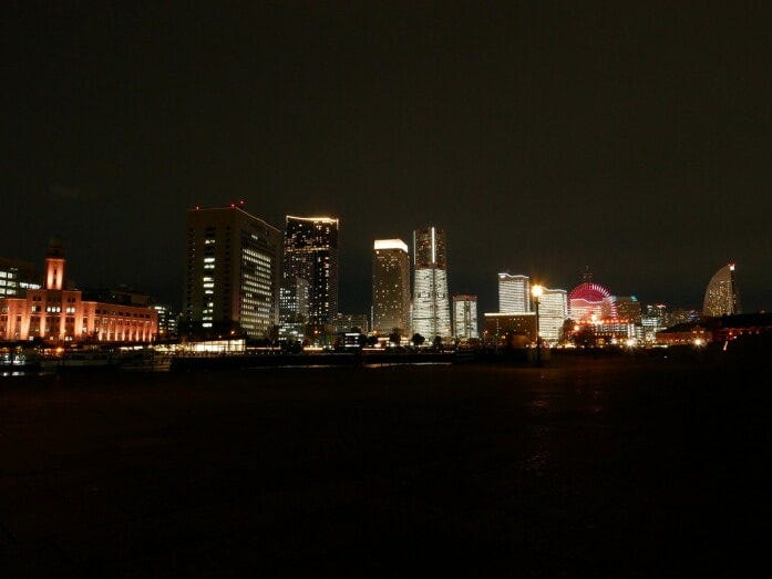 新旧の横浜スポットを同時にフレームにおさめることができる、象の鼻パーク(2020年12月24日撮影)