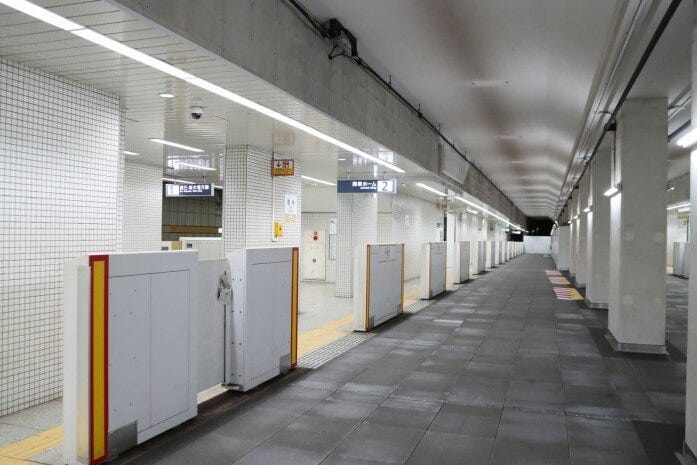 豊洲駅の2番線と3番線はふさがれてホームになっている。