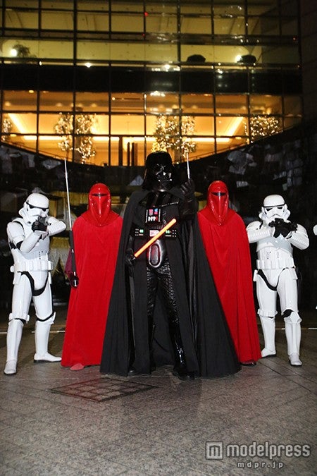 先行上映に登場したダース・ベイダー、ストーム・トルーバー、ロイヤル・ガード（C）＆TM lucasfilm Ltd．