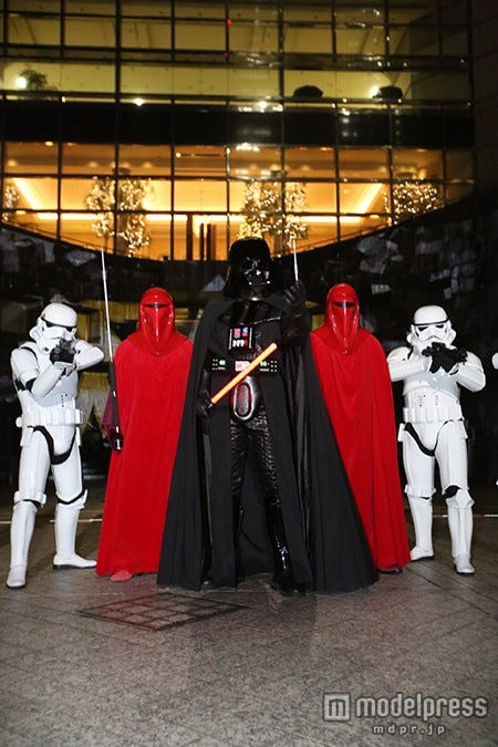 先行上映に登場したダース・ベイダー、ストーム・トルーバー、ロイヤル・ガード(C)&TM lucasfilm Ltd.