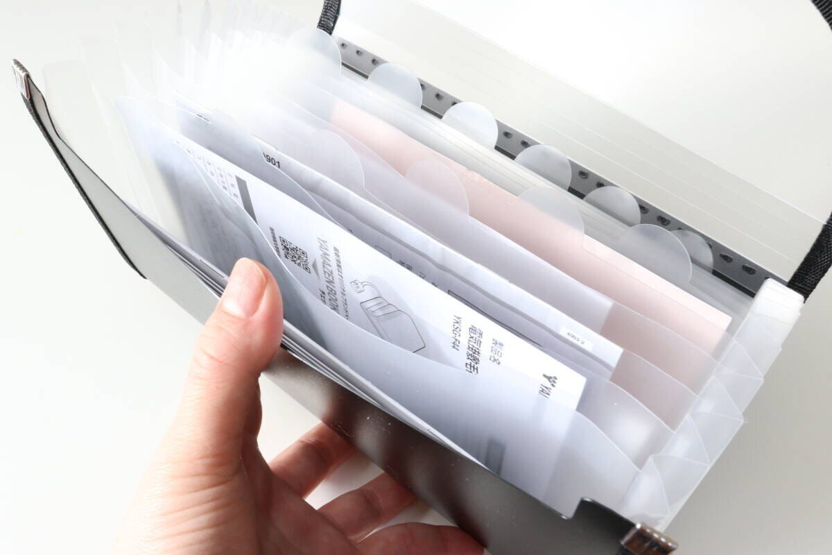 ダイソー セクションファイル(13ポケット、A、黒) ダイソーのセクションファイル(13ポケット、A、黒)で書類を仕分ける