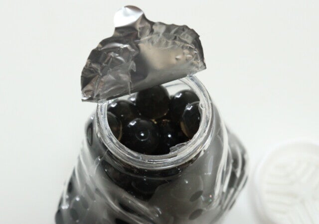 開けたら想像を裏切られた…！100均の真っ黒なビーズの正体とは…？