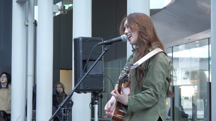 ふみの/渋谷路上ライブの様子(提供写真)