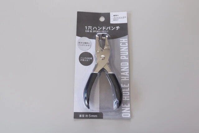 ダイソーの1穴ハンドパンチのパッケージ