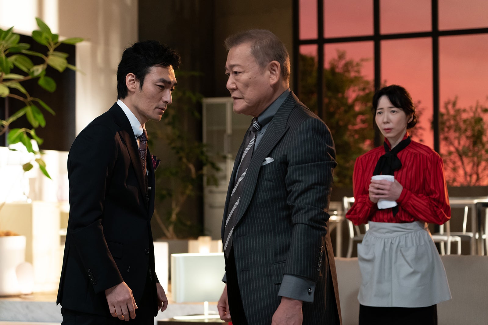 草なぎ剛、國村隼、平岩紙（C）NHK