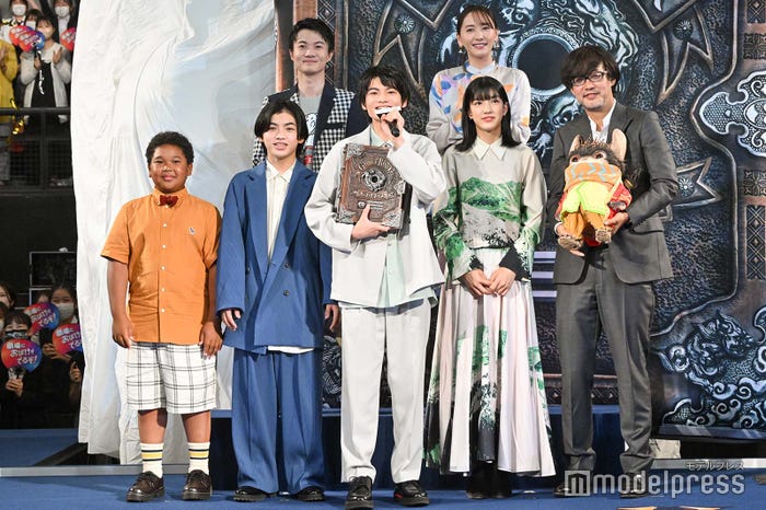 (前列左から)サニーマックレンドン、柴崎楓雅、城桧吏、吉村文香、山崎貴監督、(後列左から)神木隆之介、新垣結衣 (C)モデルプレス